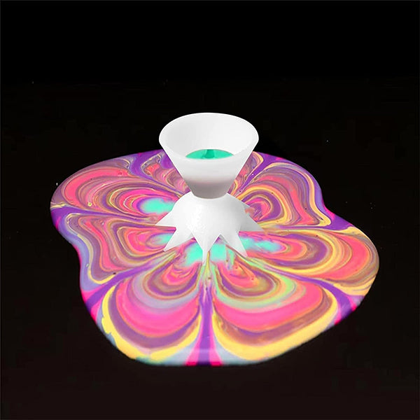Farbe gießen Geteilte Tasse